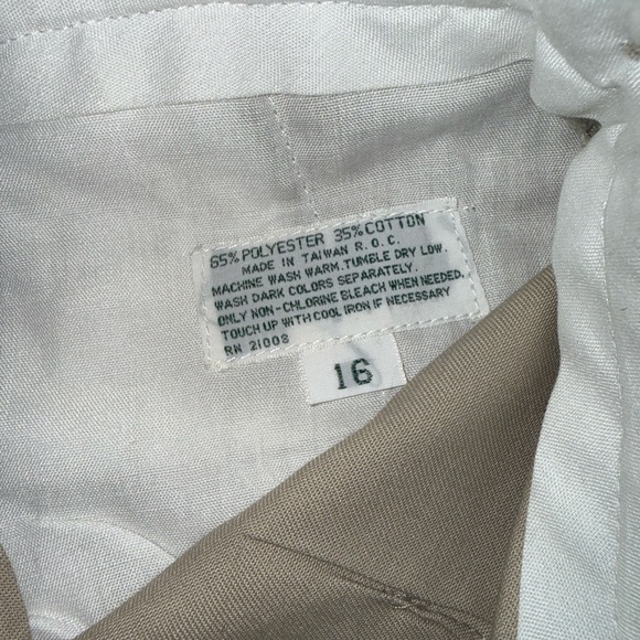 Vintage Lacoste Women's Beige Shorts - Picture 5 of 6